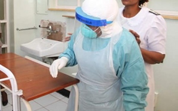 nurse attends to covid-19