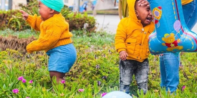 Photoshoot crying twins