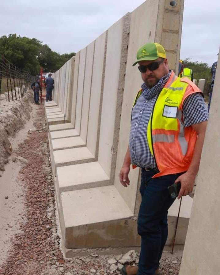 South Africa is building a wall along its border to fight the smuggling of stolen goods into Mozambique.