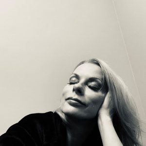 Natasha Sutherland Biography: Age, Husband, Divorce, TV Shows, Movies, Books, Net Worth, Scandal!