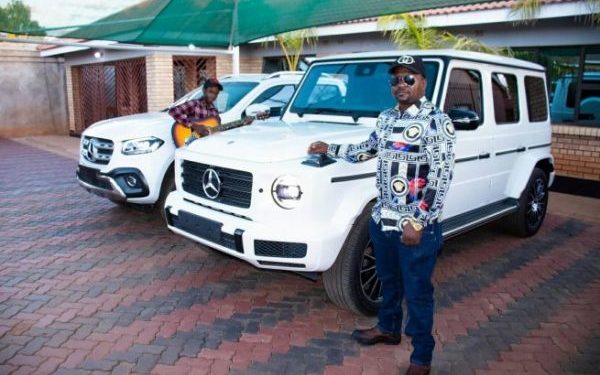 Boss Kangara buried with cash money