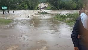 Mtshabezi river swallows up truck, leaves two people stranded 