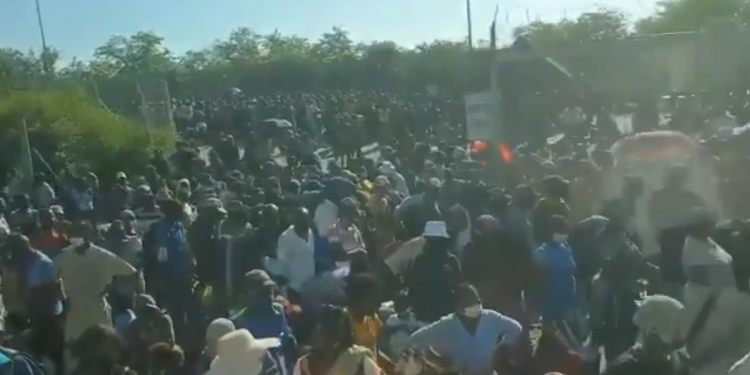 Zimbabweans at SA border