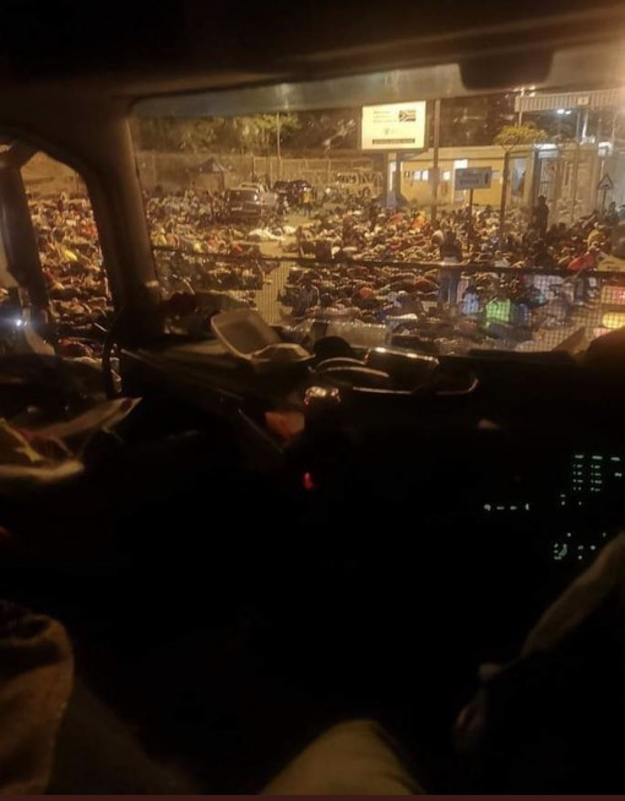 Zimbabweans sleep SA border