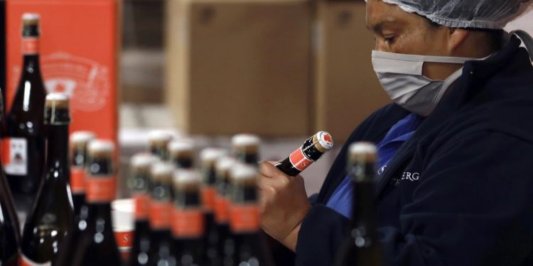 Cabinet considers extending alchohol drinking age in South Africanisations threaten to reopen