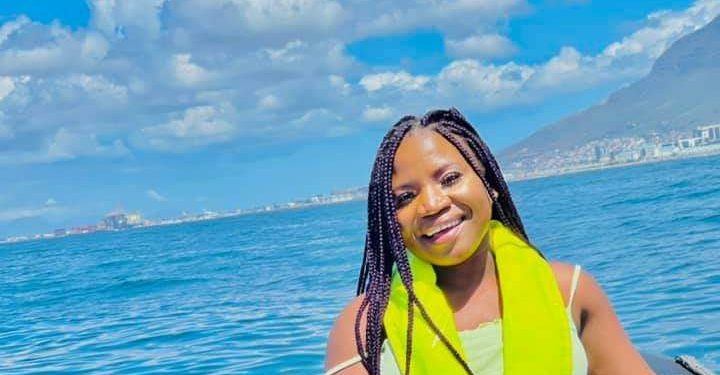 Twitter roasts Makhadzi for her looks.