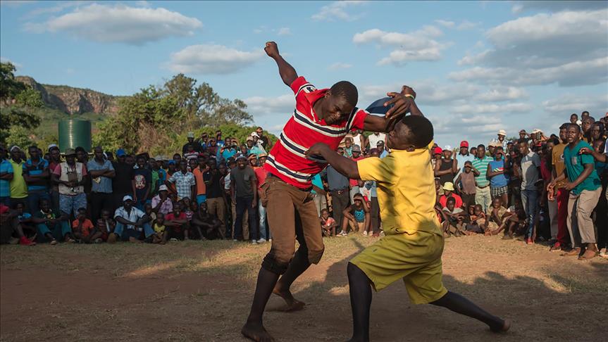 Shocking Man finds wife's lovers fighting over her in his own bedroom