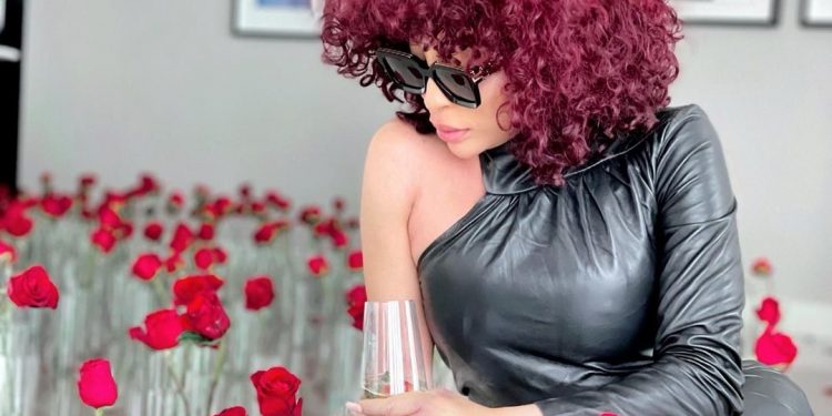 Taking to his Instagram, Khanyi and her Zimbabwean boyfriend flaunts his gifts.