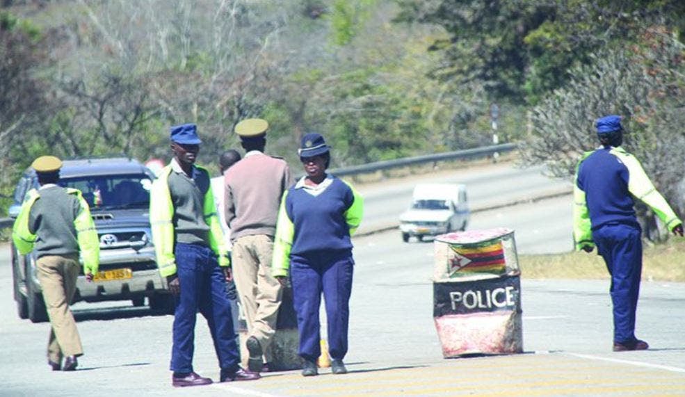 Video ZRP officer caught on camera pocketing a bribe