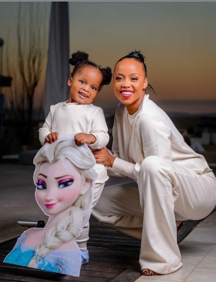 Fan Blesses The Queen Actress Ntando Duma With R1000 At Night Club