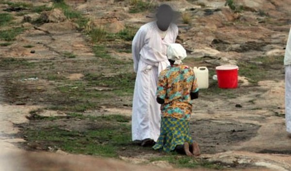 Madzibaba steals US$ 6 000 from client during prayer