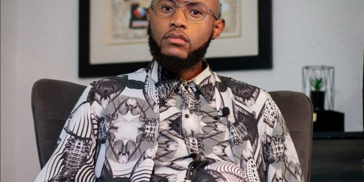 Mohale vacationing with his ring off