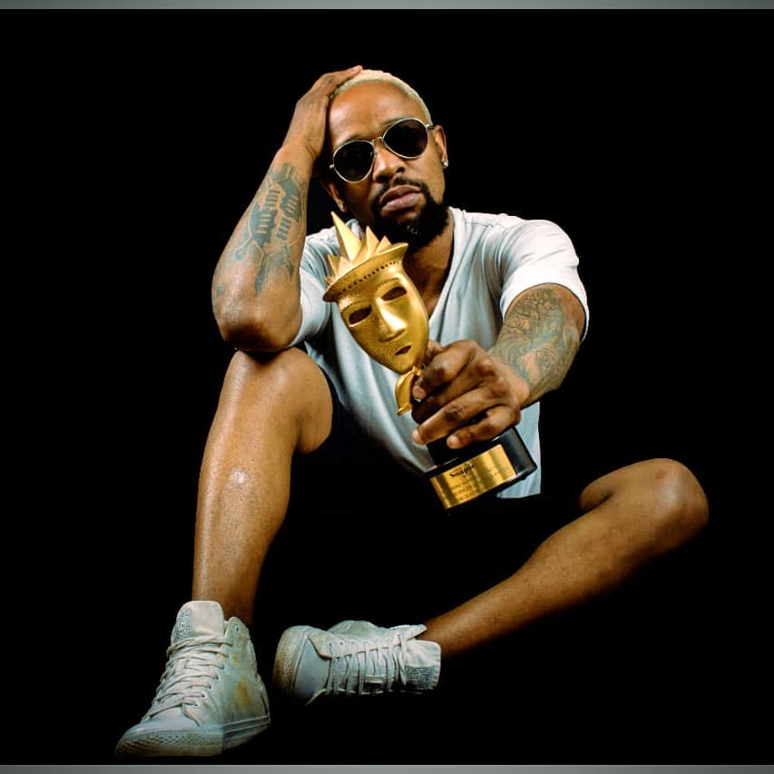 The Queen's Shaka strikes a pose with naked booty