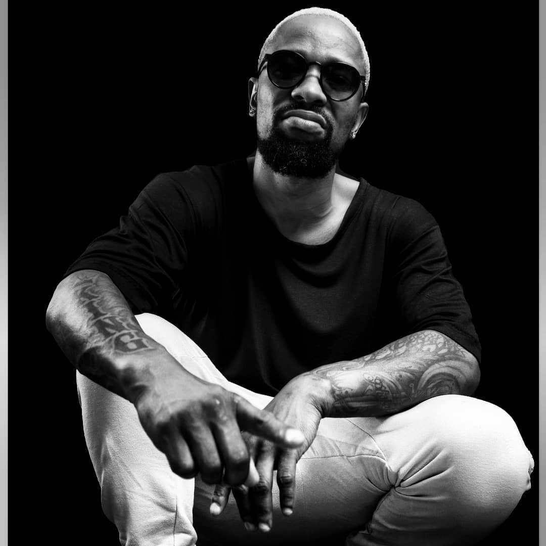 The Queen's Shaka strikes a pose with naked booty