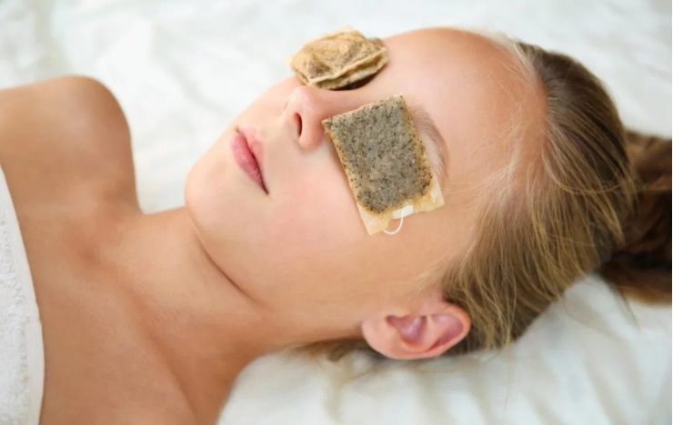 4 Simple ways on how to get clear white eyes naturally