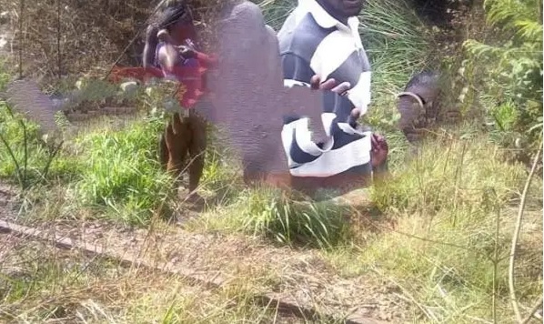 Video: Rasta caught pants down having s_ex in the bush