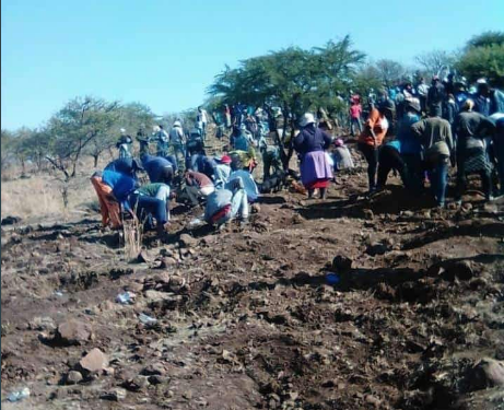 Masses flock to KwaHlathi, Ladysmith in KZN after locals confirm the open land is full of diamonds