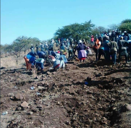 Masses flock to KwaHlathi, Ladysmith in KZN after locals confirm the open land is full of diamonds