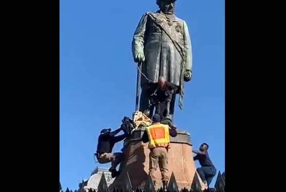 Watch: Police successfully stop man who tries to commit suicide at the Paul Kruger statue