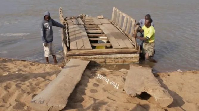 Daring smugglers build a wooden bridge across Limpopo