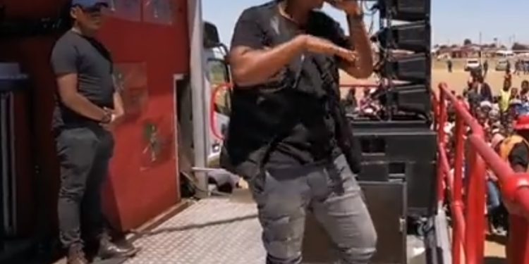 Video: Skeem Saam's Cornet Mamabolo takes the microphone at EFF rally, gets supporters singing