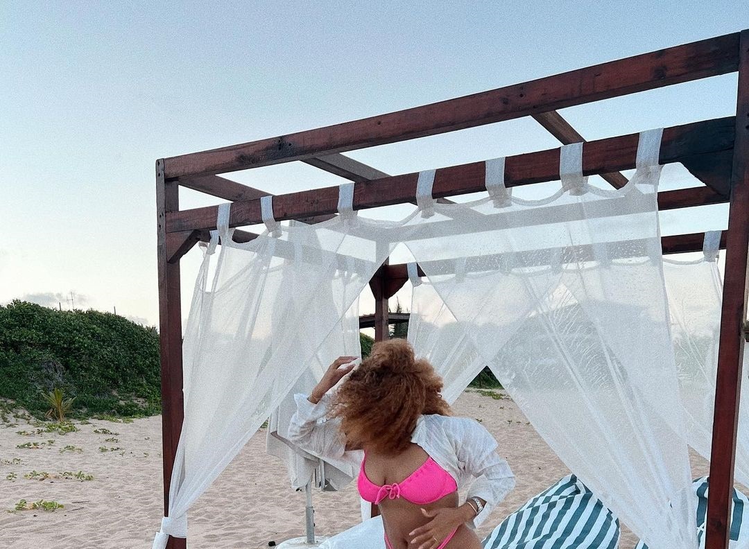 Linda Mtoba looking stunning at the beach