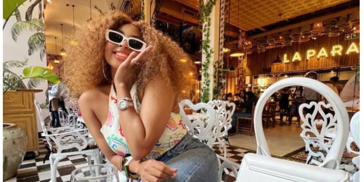Linda Mtoba looks stunning at the beach