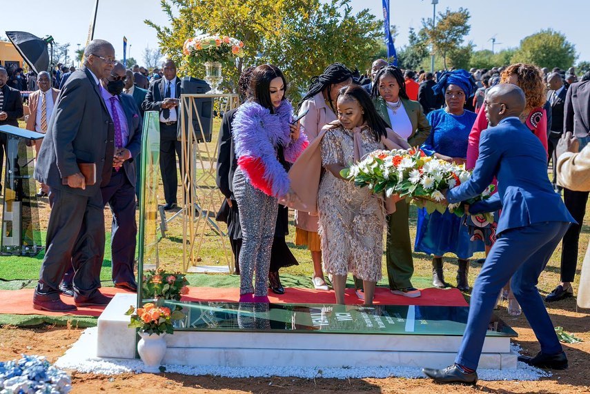Menzi Mcunu tombstone