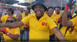Uzalo shows us how it's done. The cast and crew take to the streets of KwaMashu on a clean-up operation and did it in style