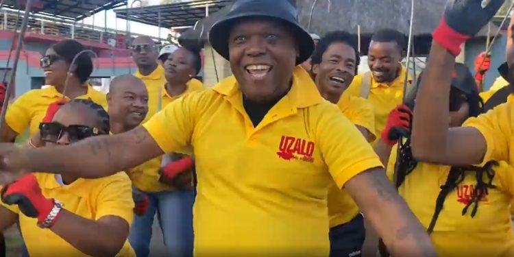 Uzalo shows us how it's done. The cast and crew take to the streets of KwaMashu on a clean-up operation and did it in style
