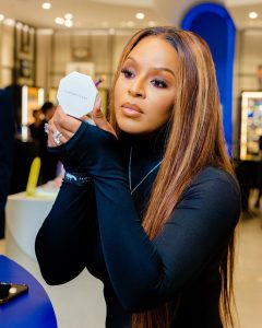 The Queen actress 'Thando' Jessica Nkosi's outfit shuts down the streets at Durban July.