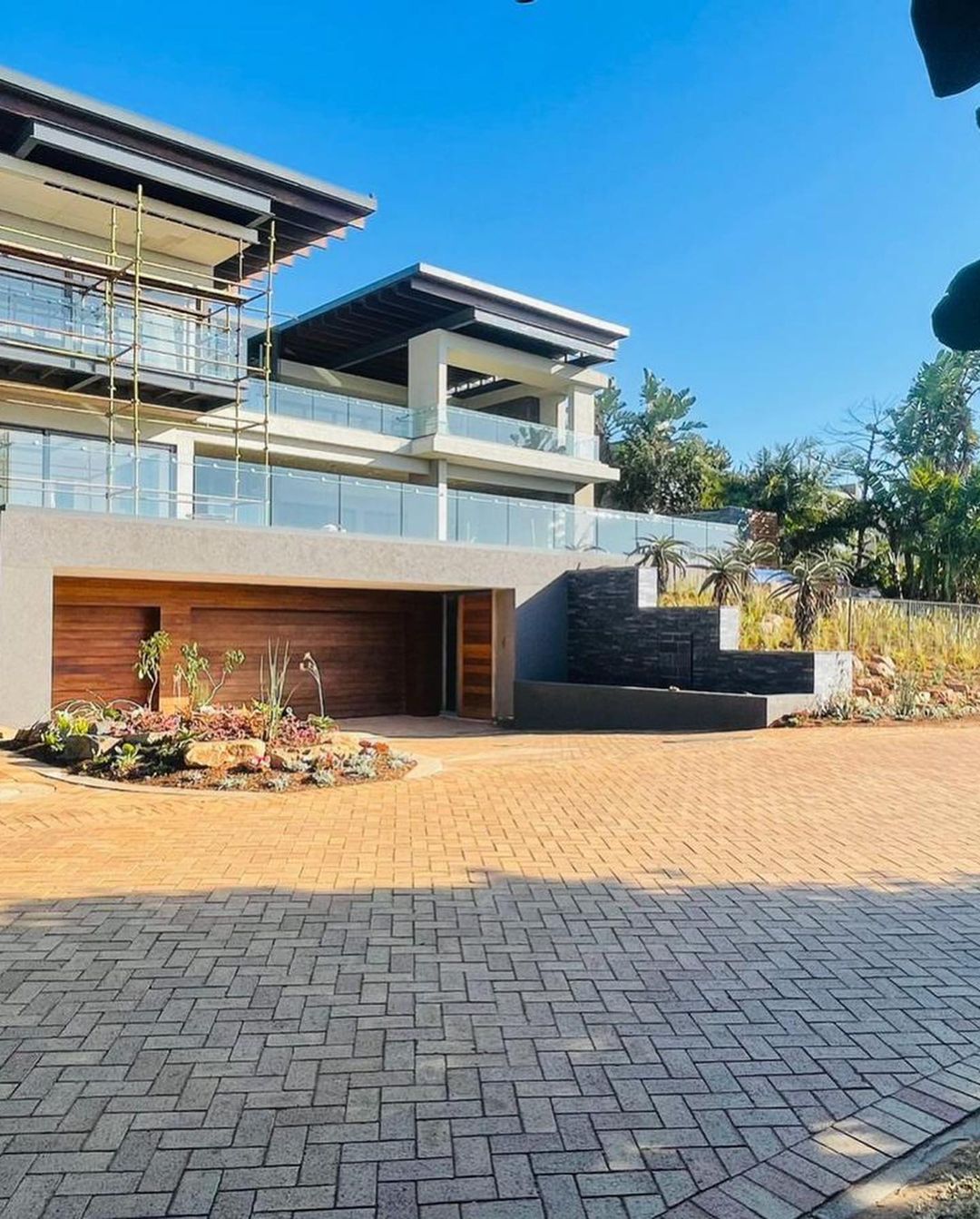 Former Isibaya and Abomama actress Asavela Mngqithi shares pictures of her stunning mansion. Image: Instagram/Asavela Mngqithi