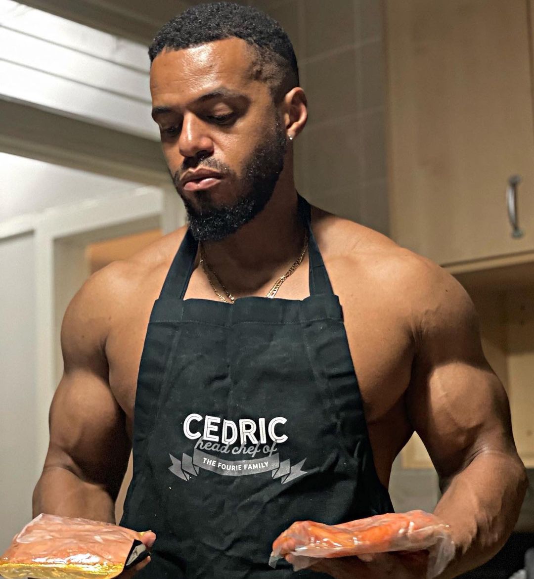 Lehasa from Skeem Saam 'Cedric Fourie' sets tongues wagging with his chef pictures