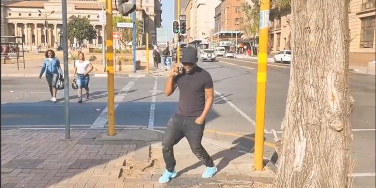 Watch: Kwaito from Skeem Saaam ‘Clement Maosa’ teaches kids how to dance