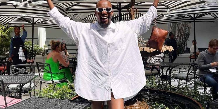Watch: “Clothes should be optional” Gomora actor Moshe Ndiki shows off his legs in tiny shorts