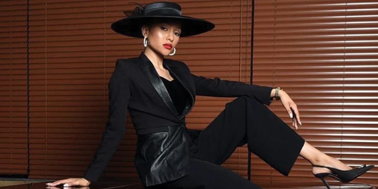 Khumo arrives and kills James Motsamai's mother (Moipone) in prison