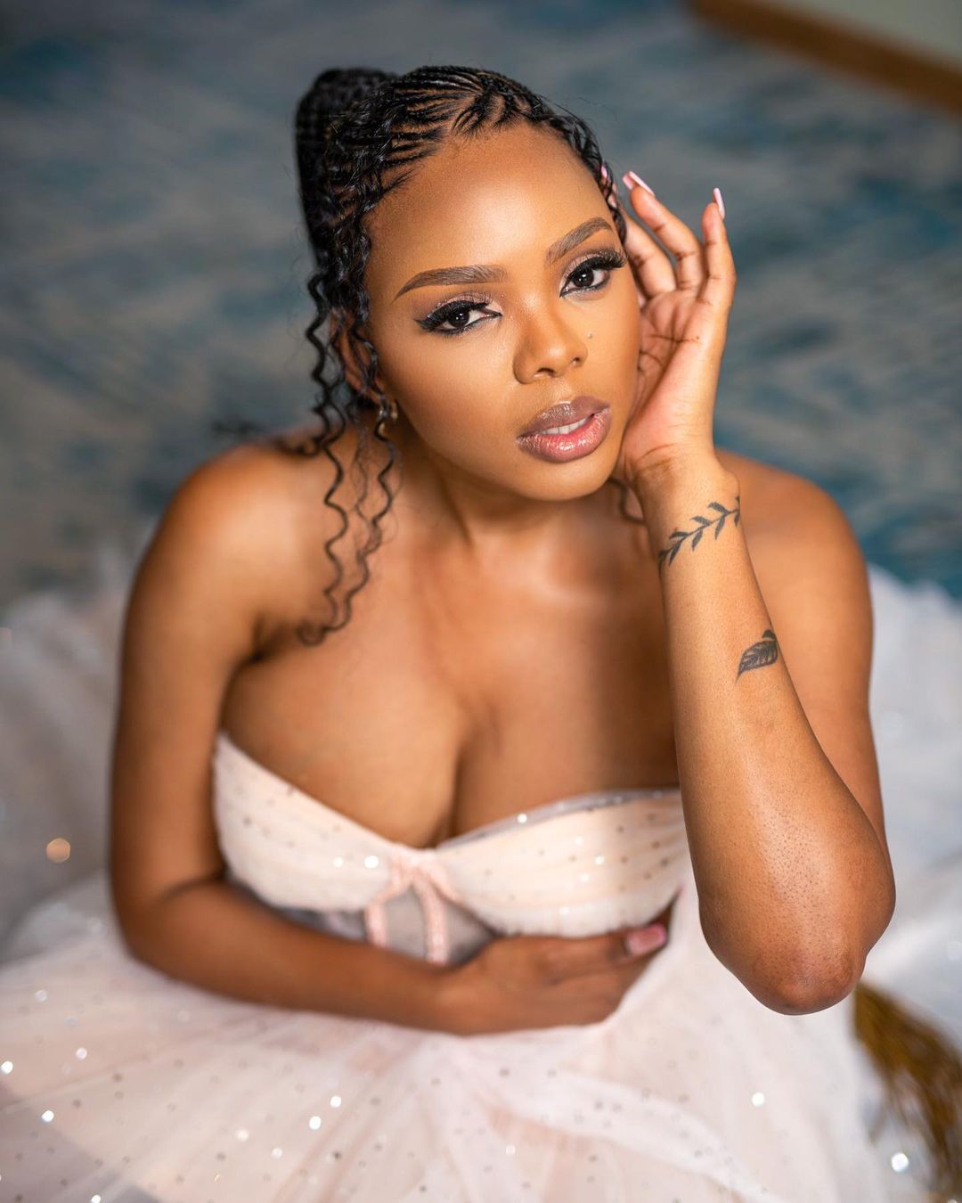 Londie London shows off face and hairdo