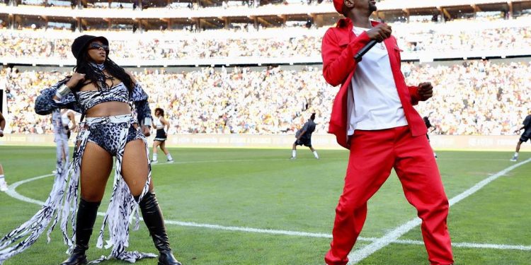 Robot Boii performs the hit song Roboto joined by Bontle Modiselle